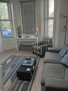Stylish Apartment in Victorian Conversion FREE PARKING & PRIVATE PATIO Close to Beach Town Centre & BIC